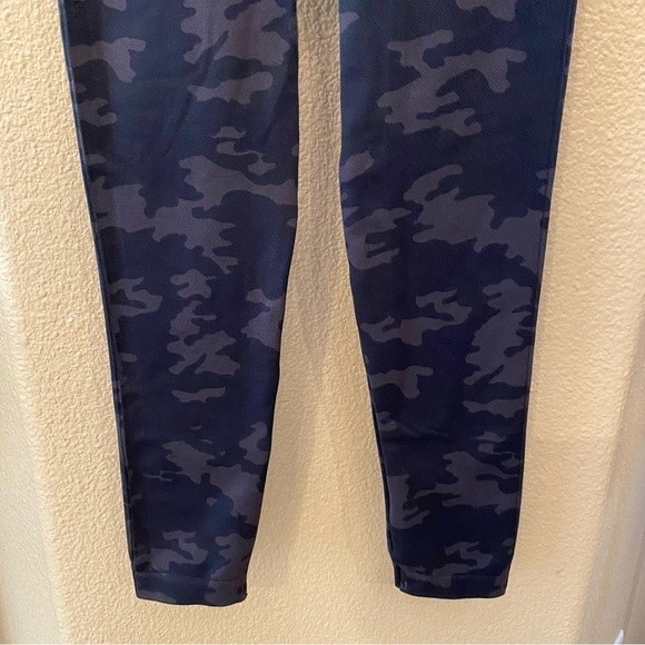 NWT~SPANX Women Black Camo Cropped Lamn Leggings Size Medium - Picture 3 of 7